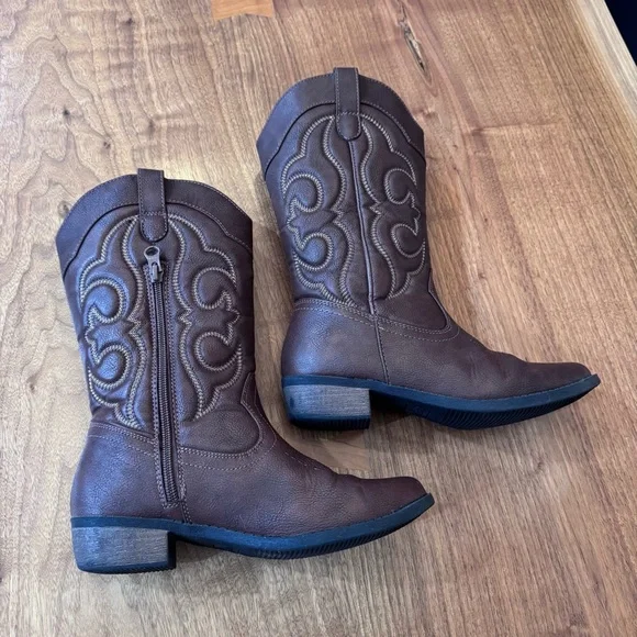 Kid’s Western Boots from Cat & Jack. Size Big Girls 4. - Picture 13 of 16